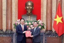 El presidente de Vietnam, Vo Van Thuong, entrega la decisión de nombramiento a Pham Quang Hieu como embajador en Japón. (Fotografía: VNA)