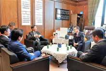 En la sesión de trabajo entre Tran Tuan Anh y el secretario general del Grupo Parlamentario PLD en el Senado (Fotografía: VNA)