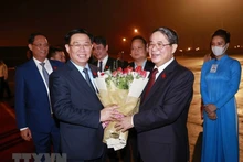 El vicepresidente de la Asamblea Nacional Nguyen Duc Hai despide al titular legislativo Vuong Dinh Hue en el Aeropuerto Internacional Noi Bai en Hanói.