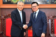 Le Quoc Minh, también presidente de la Asociación de Periodistas de Vietnam recibe a Hu Zhaoming, portavoz y jefe de Información y Comunicación, adscrito al Departamento de Enlace Internacional del Comité Central del PCCh.