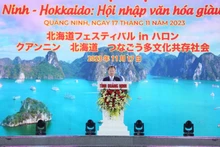 El presidente interino del Comité Popular de Quang Ninh, Cao Tuong Huy, habla en el evento.