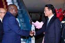 El ministro de Ciencia y Tecnología de Vietnam, Nguyen Manh Hung, recibe al presidente de Burundi, Évariste Ndayishimiye, y a su esposa en el Aeropuerto Internacional de Noi Bai, en Hanói. (Foto: Minh Duc/VNA)