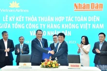 Diario Nhan Dan y Vietnam Airlines firman acuerdo de cooperación integral