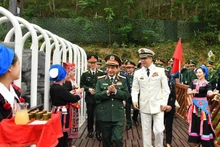 El ministro chino de Defensa, Dong Jun, recibe a su homólogo vietnamita Phan Van Giang. (Foto: VNA)