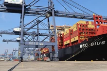 Buque portacontenedores superior a 170 mil DWT atraca en puerto vietnamita (Foto: baobariavungtau.com.vn)
