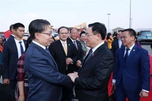 El vicepresidente del Comité Permanente de la Asamblea Popular Nacional de China, Wang Dongming, despide al presidente de la Asamblea Nacional de Vietnam, Vuong Dinh Hue, en el aeropuerto internacional de Kunming Changshui. (Foto: VNA)
