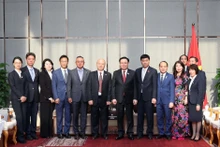El presidente de la Asamblea Nacional de Vietnam, Vuong Dinh Hue, se encuentra con los líderes del grupo de Inversión en Energía Yunnan. (Foto: VNA)