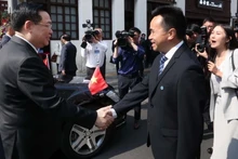 Representantes locales y de la zona de reliquias históricas dedicada al Presidente Ho Chi Minh en Kunming dan la bienvenida al presidente de la Asamblea Nacional, Vuong Dinh Hue. 