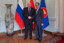 El embajador de Vietnam en Rusia, Dang Minh Khoi, y Mikhail Shvydkoy, enviado especial del presidente de la Federación de Rusia para la cooperación cultural internacional. 