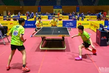 [Foto] Anh Hoang y Dinh Duc revalidan con éxito el título de dobles masculinos en Campeonato Nacional de Tenis de Mesa 