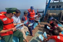 La Guardia Costera de la Región 3 se coordina con la Guardia Fronteriza de Phu Yen para difundir las leyes a los pescadores. (Foto: VNA)