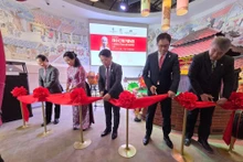 Los delegados cortaron la cinta para inaugurar la exposición "Presidente Ho Chi Minh - Símbolo de paz y amistad". (Foto: baovanhoa.vn)