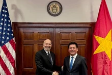 El ministro de Comercio de Vietnam, Nguyen Hong Dien, sostiene una reunión con su homólogo estadounidense, Howard Lutnick. (Foto: VNA)