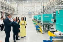 El secretario del Comité del Partido de Binh Duong, Nguyen Van Loi, visita la fábrica de Lego.