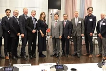 El viceprimer ministro vietnamita Tran Hong Ha (el sexto desde derecha) con los titulares de la Confederación de la Industria Danesa (Foto: VNA)