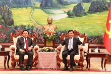 El secretario general del Comité Central del Partido Popular Revolucionario de Laos (PPRL) y presidente del país, Thongloun Sisoulith, recibe al miembro del Buró Político del Partido Comunista de Vietnam (PCV), director de la Academia Nacional de Política Ho Chi Minh y presidente del Consejo Teórico Central, Nguyen Xuan Thang. (Foto: Nhan Dan)