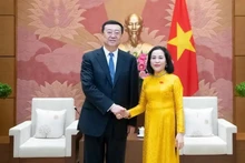 La vicepresidenta de la Asamblea Nacional de Vietnam, Nguyen Thi Thanh, recibe a la delegación de la Región Autónoma Uigur de Xinjiang de China. (Foto: VNA)