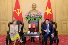 El director de la Academia Nacional de Política Ho Chi Minh, Nguyen Xuan Thang, recibe a la nueva embajadora española en Vietnam, Carmen Cano de Lasala. (Foto: hcma.vn)