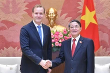 El vicepresidente de la Asamblea Nacional de Vietnam, Nguyen Duc Hai y Wieste Mutters, director ejecutivo de Heineken Vietnam. 