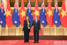 El presidente de la Asamblea Nacional, Tran Thanh Man y la titular del Senado australiano, Sue Lines. 