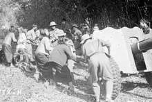 La población de Tay Nguyen y los soldados trasladan la artillería hasta las alturas en Pleiku, en la Campaña de Tay Nguyen para tomarlas, dando inicio a la Ofensiva General y el Levantamiento de la Primavera de 1975. (Foto: VNA)