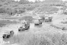 Por todos los medios, rudimentarios y mecánicos, los soldados de transporte de Tay Nguyen trasladan mercancías para abastecer la campaña (1975). (Foto: Thanh Tung/VNA)