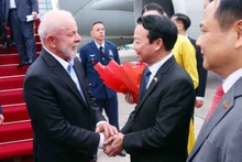 El ministro de Agricultura y Medio Ambiente, Do Duc Duy, recibe al presidente brasileño, Luiz Inácio Lula da Silva, en el aeropuerto internacional de Noi Bai, en Hanói. (Foto: VNA)