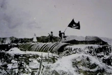 La bandera "Decididos a luchar, decididos a vencer" del Ejército Popular Vietnamita ondea sobre el búnker del general francés De Castries. (Foto de archivo: VNA)