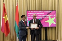 El embajador Dang Van Ngu entrega certificado a personas que aportan a la amistad entre los dos países. (Foto: VNA)