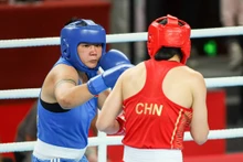 La boxeadora vietnamita Luu Diem Quynh (camisa azul) (Fotografía: thethao.sggp.org.vn)