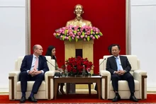 Cao Tuong Huy (derecha), presidente interino del Comité Popular de la provincia de Quang Ninh y Richard Sell, director general de HAECO (Fotografía: VNA) 