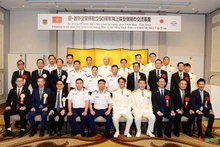 Representantes japonesas y la delegación de la Guardia Costera de Vietnam en la ceremonia de bienvenida al barco CSB 8004 (Fotografía: qdnd.vn)