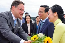 Despiden al presidente vietnamita, Vo Van Thuong, en el aeropuerto internacional de Viena (Fotografía: VNA)