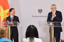 El presidente de Vietnam, Vo Van Thuong, y su homólogo austriaco, Alexander Van der Bellen, en la conferencia de prensa. (Fotografía: VOV)