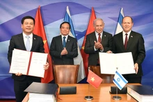 En la ceremonia de firma (Fotografía: VGP)