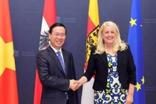 El presidente de Vietnam, Vo Van Thuong, y la titular del Consejo Federal de Austria, Claudia Arpa (Fotografía: VNA)