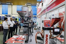 En el stand de Singapur (Fotografía: VNA)