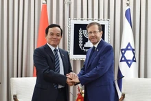 El viceprimer ministro vietnamita Tran Luu Quang con el presidente israelí, Isaac Herzog.