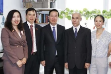El presidente Vo Van Thuong y la familia del doctor Nguyen Duy Ha (Fotografía: VNA)