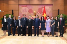 El presidente de la Asamblea Nacional de Vietnam, Vuong Dinh Hue, el embajador de Indonesia en Hanói, Denny Abdi, y otros delegados en el encuentro.