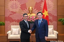 El presidente de la Asamblea Nacional de Vietnam, Vuong Dinh Hue, y el embajador de Indonesia en Hanói, Denny Abdi.