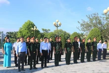 La delegación rinde homenaje a los mártires de guerra en el Monumento Po Hen. 