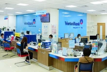 Clientes realizan transacciones en VietinBank. (Fotografía: VNA)