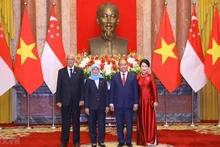El presidente de Vietnam, Nguyen Xuan Phuc, y su esposa (en la derecha) y la presidenta de Singapur, Halimah Yacob, y su cónyuge (en la izquierda). (Fotografía: VNA)