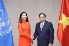 El primer ministro de Vietnam, Pham Minh Chinh, saluda a la coordinadora residente de la ONU en el país, Pauline Tamesis. (Fotografía: VNA)