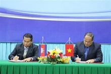 El presidente del Comité Popular de An Giang, Nguyen Thanh Binh (D), y el gobernador de Takeo, Ouch Phea. (Fotografía: VNA)