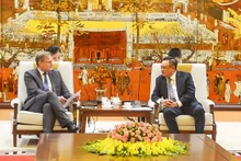 El panorama de la reunión entre el presidente del Comité Popular de Hanói, Tran Sy Thanh (derecha), y el embajador de Dinamarca, Nicolai Prytz. (Fotografía: hanoimoi.com.vn)