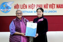 La presidenta de la Unión de Mujeres de Vietnam, Ha Thi Nga, y la presidenta de la Federación Democrática Internacional, Lorena Peña. (Fotografía: phunuvietnam.vn)