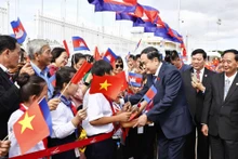 Ceremonia de bienvenida del presidente de la Asamblea Nacional de Vietnam, Tran Thanh Man, en el aeropuerto internacional de Phnom Penh. (Foto: VNA)