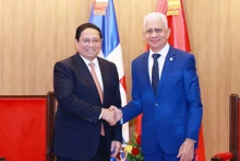 El primer ministro de Vietnam, Pham Minh Chinh, y el presidente del Senado de República Dominicana, Ricardo de los Santos Polanco. (Foto: VNA)